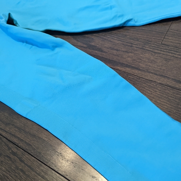 NWOT Lululemon Zone In Seamless Crop - Picture 4 of 10